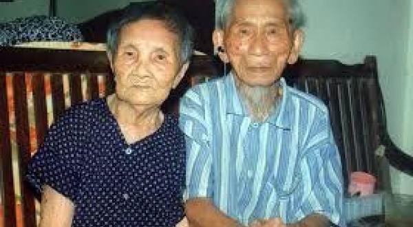 أكبر ثنائي في آسيا يمتلكان أكثر من 100 حفيد